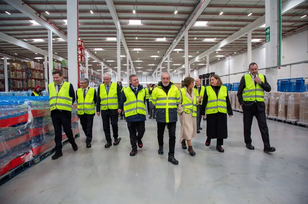 Autoridades y directivos durante la visita inaugural al centro logístico.