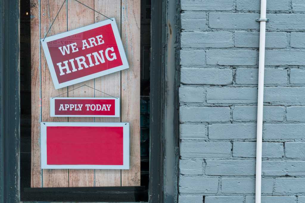 un cartel donde pone que se está contratando en inglés