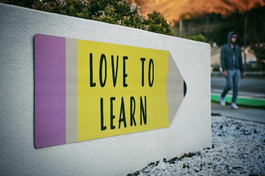 cartel con un mensaje que pone 'love to learn'